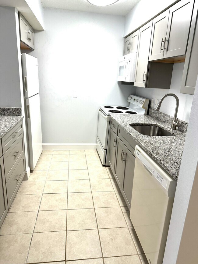 Building Photo - 210 Pelham Rd