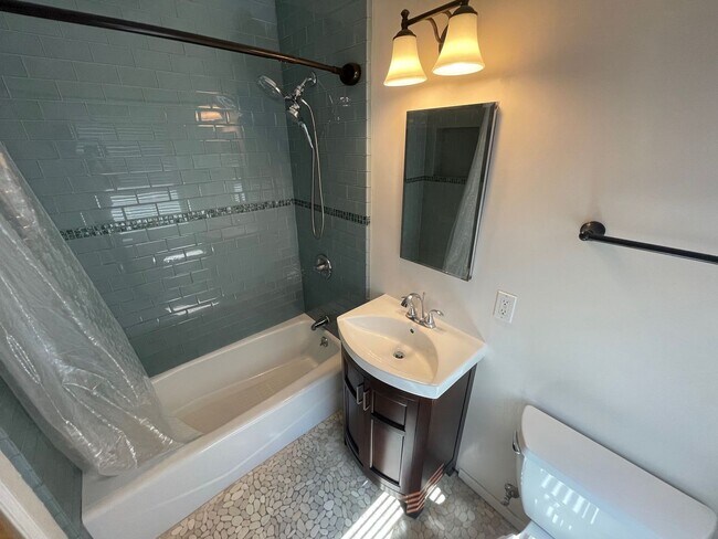 Building Photo - Renovated East Mesa Home 2 Doors From Shor...