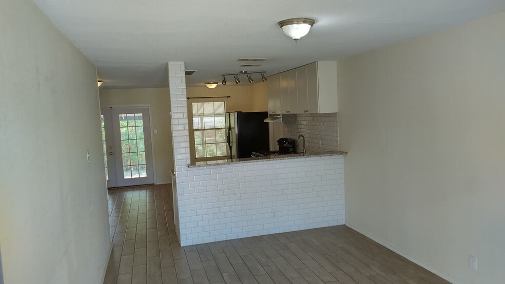living room kitchen transition - 518 Riverdale Dr