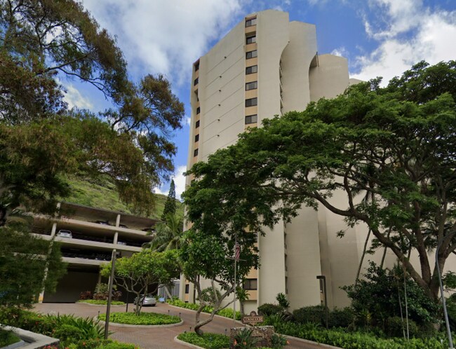 Building Photo - 555 Hahaione St