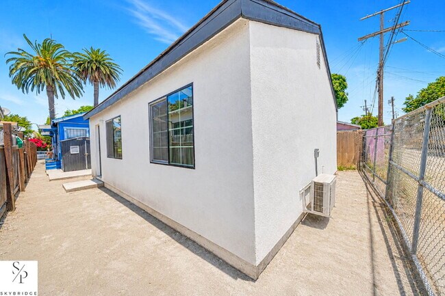 Building Photo - Bright 1BR in Los Angeles — Cozy, Convenient City Living