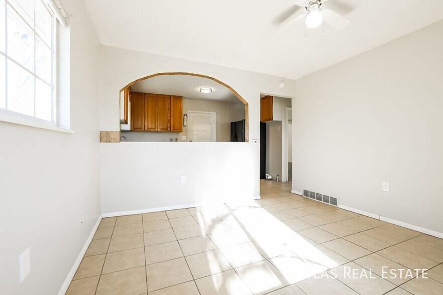 Building Photo - 881 E Egbert St