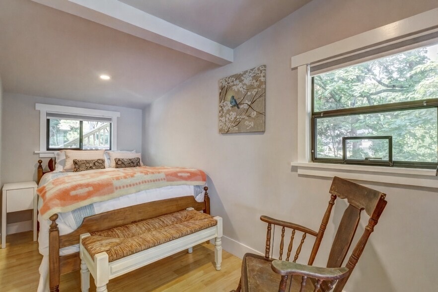 Building Photo - 8232 SW Hawthorne Ln