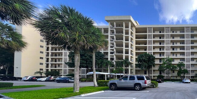 Building Photo - 2850 N Palm Aire Dr