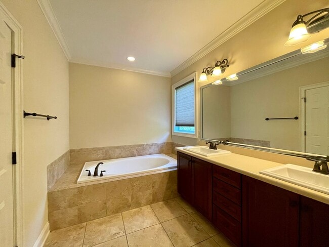 Building Photo - Large 5-bedroom house in Lake Hogan Farm near Chapel Hill schools!