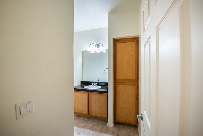 Building Photo - 2-Bedroom, 2-Bath House - Las Vegas, NV