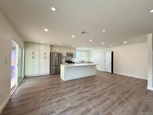 Building Photo - Newly Remodeled Interior 3BD! Enclosed Backyard! AC! Washer and Dryer!