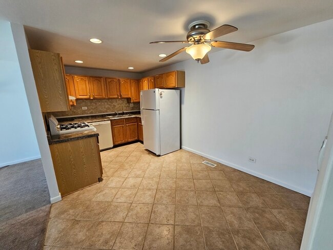 Building Photo - 829 Pondview Ct