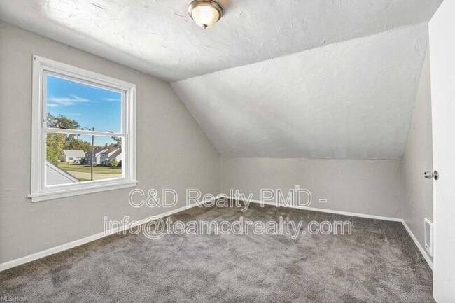 Building Photo - 640 E 261st St