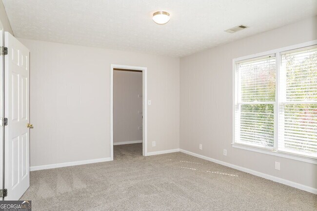 Building Photo - 2461 Sanjo St NE