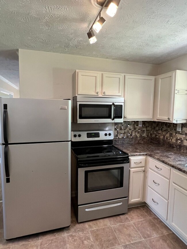 Building Photo - Conveniently Located Home with Fenced Back...