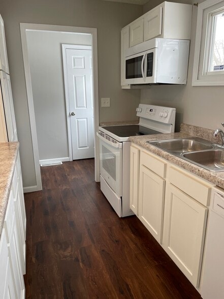 Building Photo - 1100 Riverton Dr