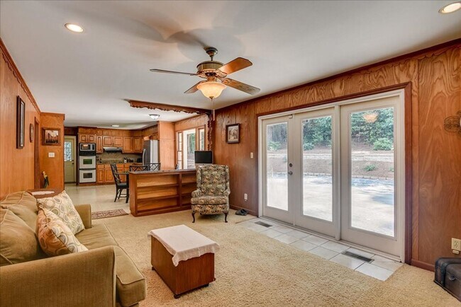 Building Photo - 3 Bedroom 2.5 Bathroom Ranch