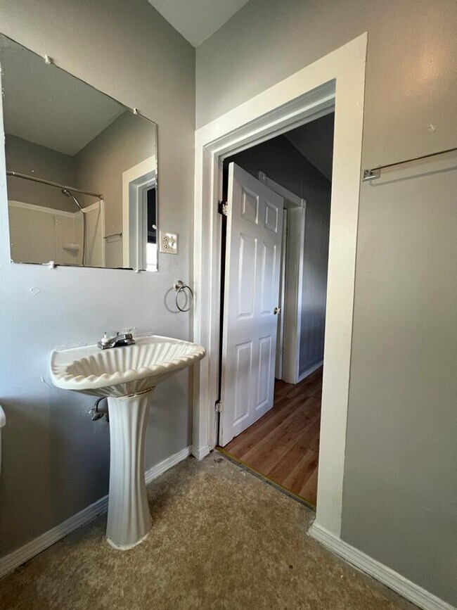 Building Photo - 415 E Broadway St