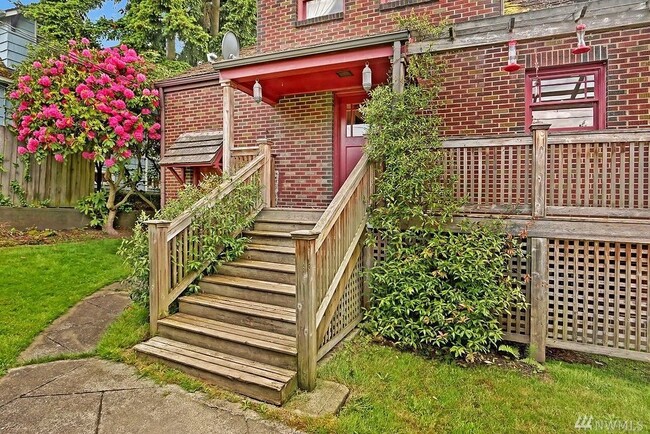 Building Photo - West Seattle Tudor