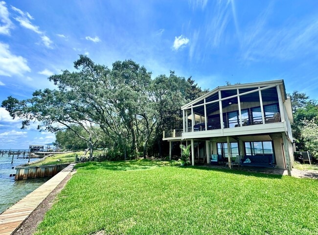 Building Photo - Beautiful 3B/3.5B Waterfront Fully Furnished Home available for Long-Term Rental!