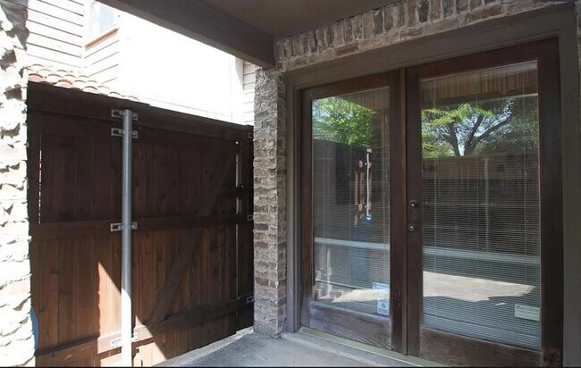 Building Photo - 336 Melrose Dr