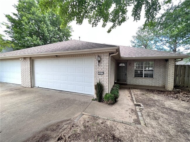 Building Photo - 884 N Daisy Ln