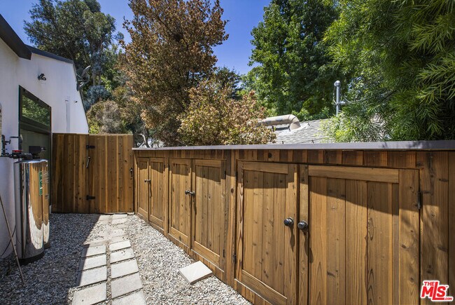 Building Photo - 2425 Rinconia Dr