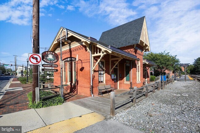 Building Photo - 421 Christopher Ave