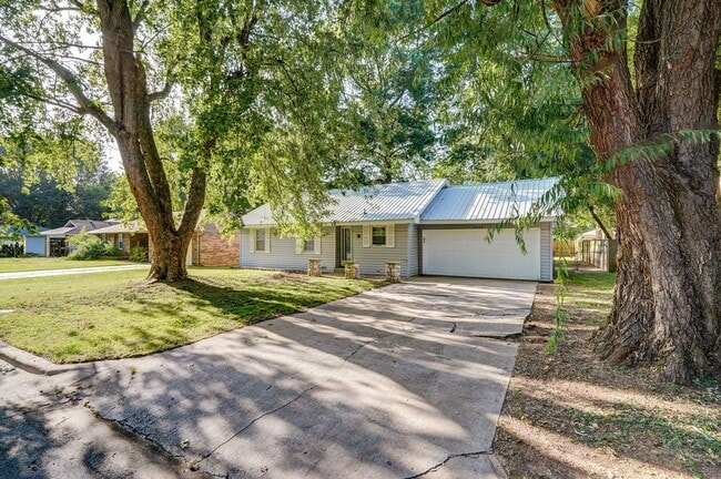 Building Photo - Charming 3 Bedroom House in Springfield!