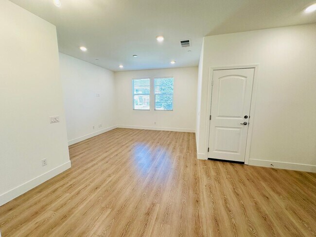Building Photo - 10964 Roble St