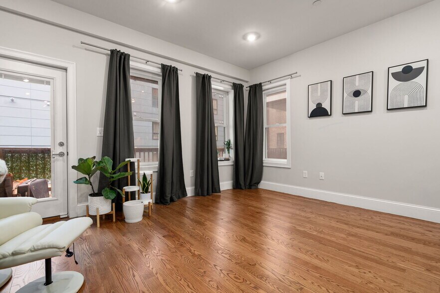 Building Photo - 338 Meridian St