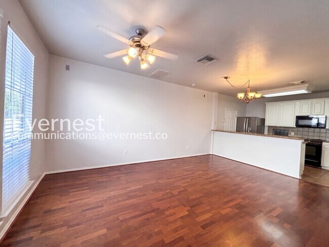 Building Photo - 2Bed / 2Bath Spacious Town Home with Fenced Yard and Garage / Available Now!