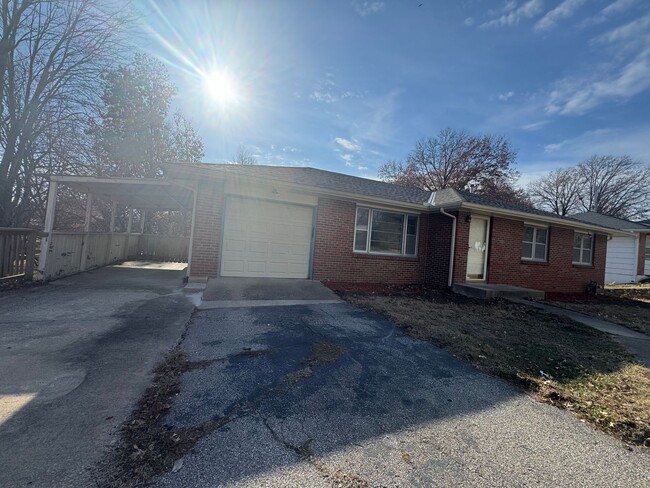 Building Photo - Three Bedroom Home