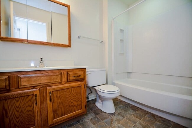 Building Photo - 3607 Vicary Square NE