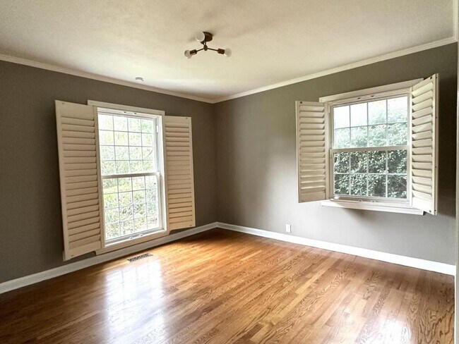 Building Photo - 2530 Mirror Lake Dr