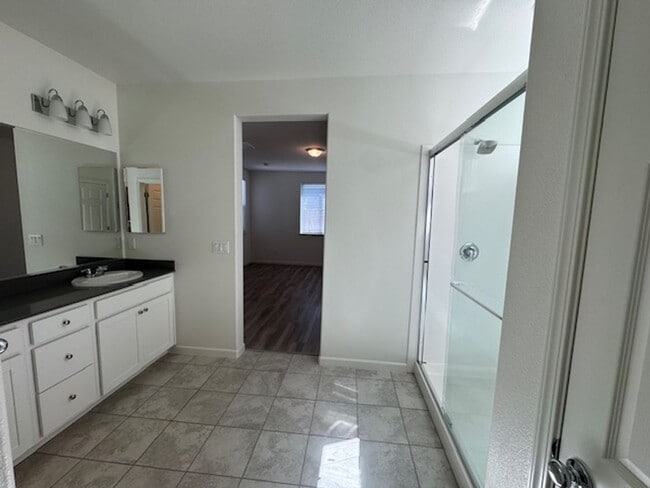 Building Photo - Beautiful, Single Story 3 Bedroom Home in ...