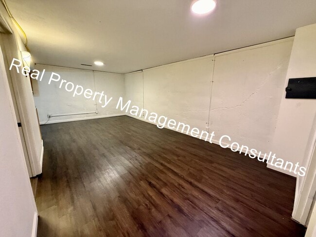 Building Photo - Cozy 2-Bedroom Lower-Level Home – All Util...