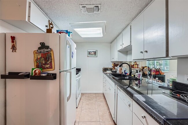 Building Photo - 6810 Thorncliffe Dr