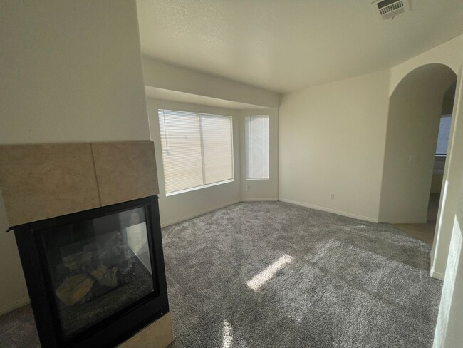 Building Photo - Victorville- Tanamera Home-  4 Bedrooms, 3...