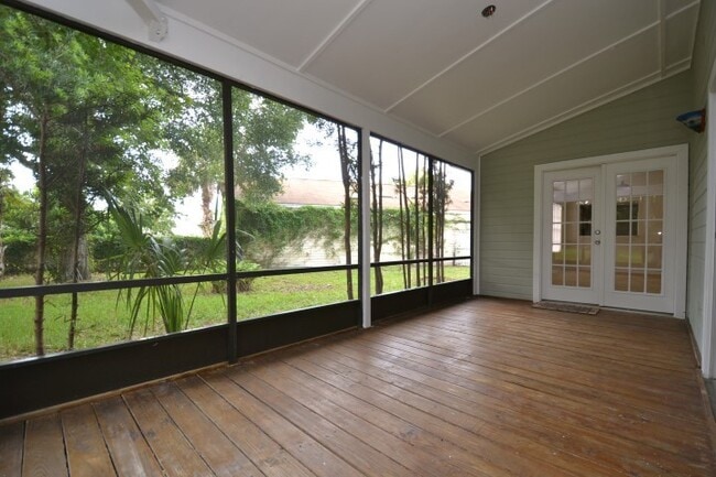 Building Photo - Cute 3 BR/2 BR Home  ~ Community Pool ~ Fe...