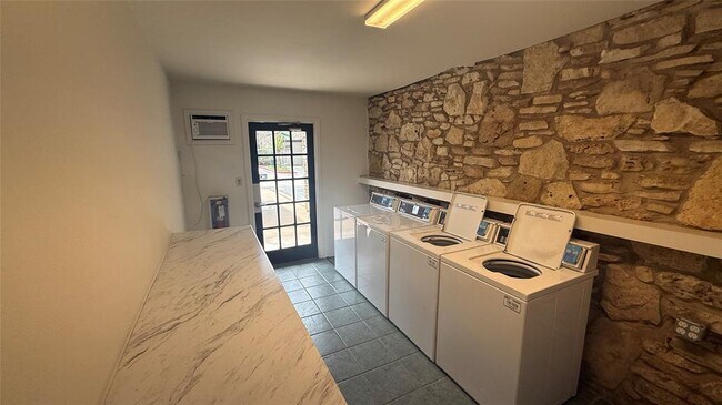 Building Photo - 500 E Riverside Dr