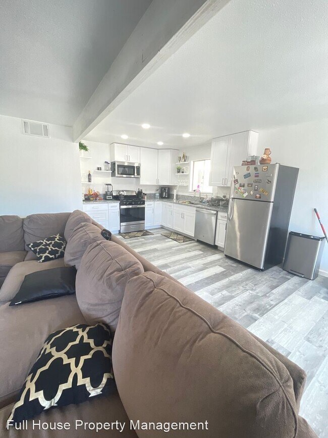 4 br, 3 bath House 657 Village Green 657 Village Green St