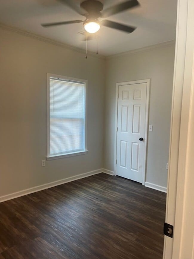 Building Photo - 3 Bedroom/2 Bath Home in Kingsport, TN $1650 with fenced-in yard & lawn care included!