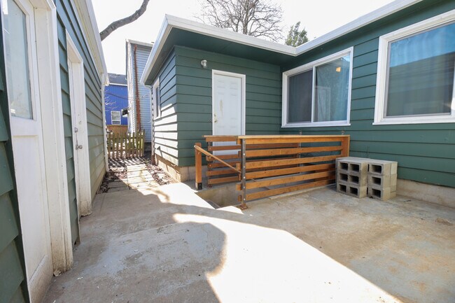 Building Photo - 9836 N Clarendon Ave