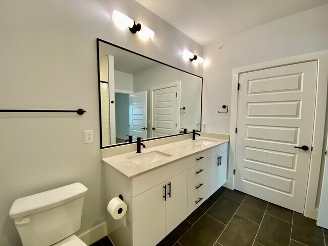 Building Photo - Stylish 3 Bedrooms 2 Bathrooms with Top-Tier Amenities Condo in East Austin!!!