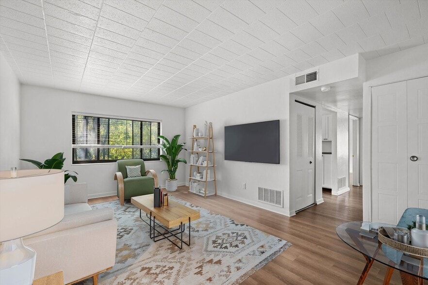 Interior Photo - Edgewood Court