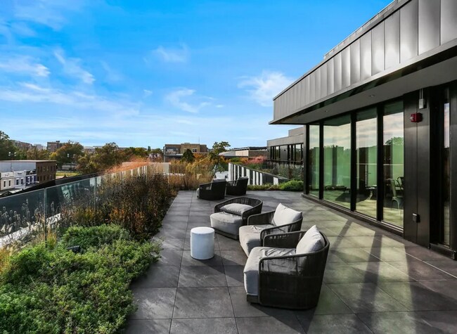 Building Photo - Trendy 1 Bedroom + den in Truxton Circle| Water included!