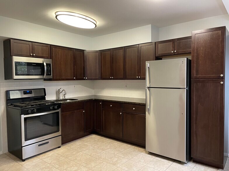 Updated kitchen - 200 Centre Ave