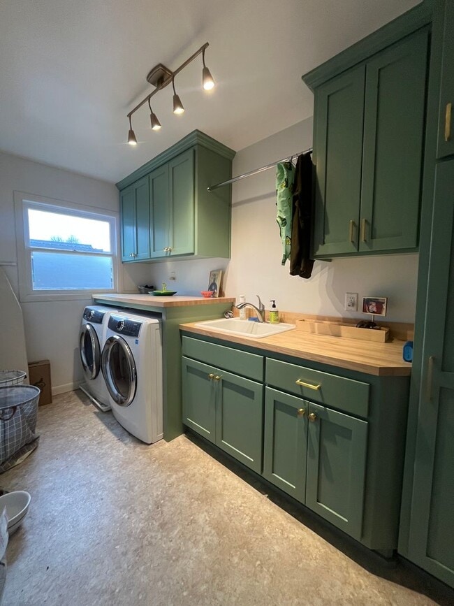 Building Photo - 4-Bedroom 3-Bathroom Home in Springfield