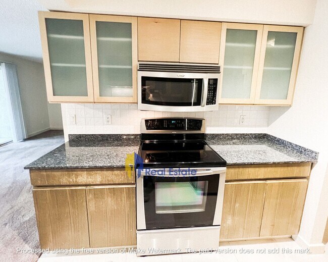 Building Photo - Pet friendly one bedroom condo available in the sought after Oasis Community in Bellevue