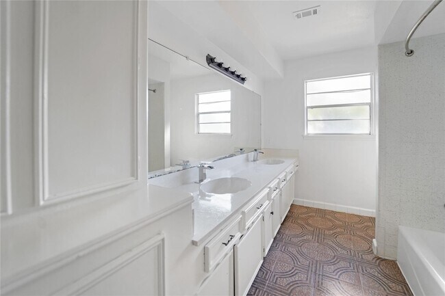 Building Photo - 1111 Manatee Ln