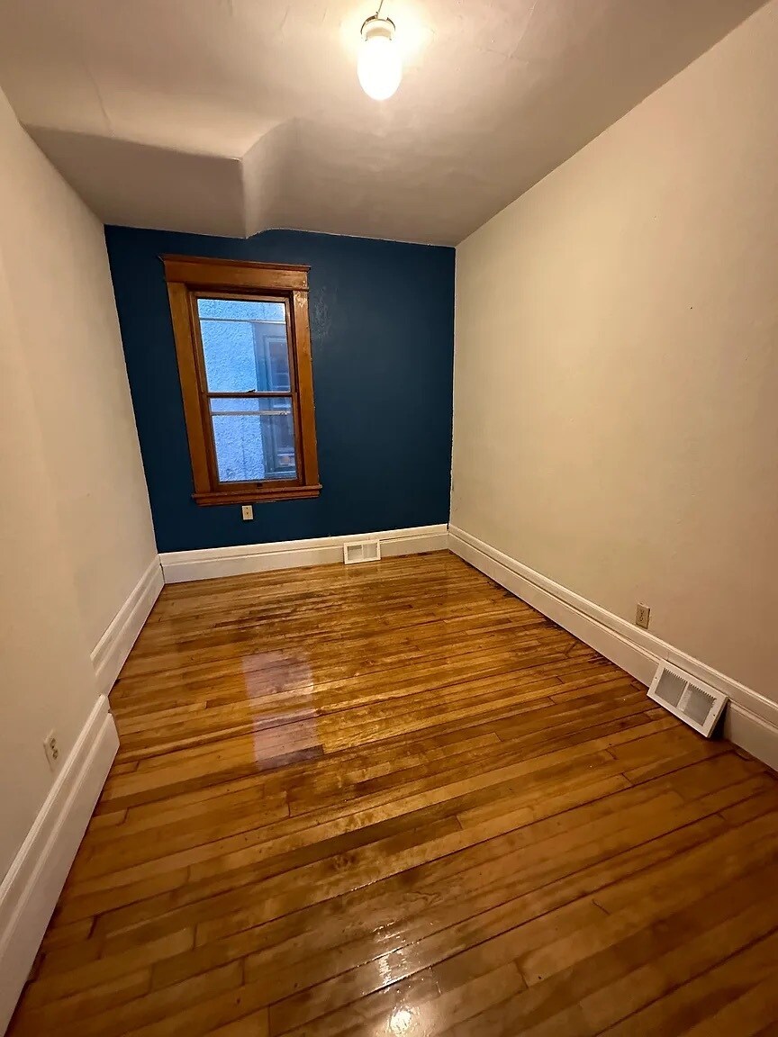 Second bedroom - 434 Goodrich Ave