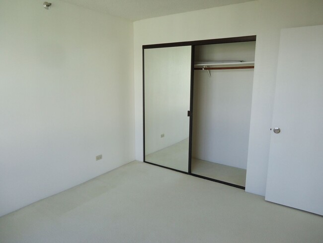 Building Photo - Hi Floor 2 Bedroom, 1 Bath, with 2 Parking...