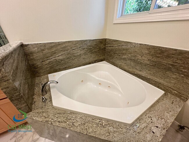 Building Photo - $7995 - Executive 4 bed, 3 full bath, Palo...